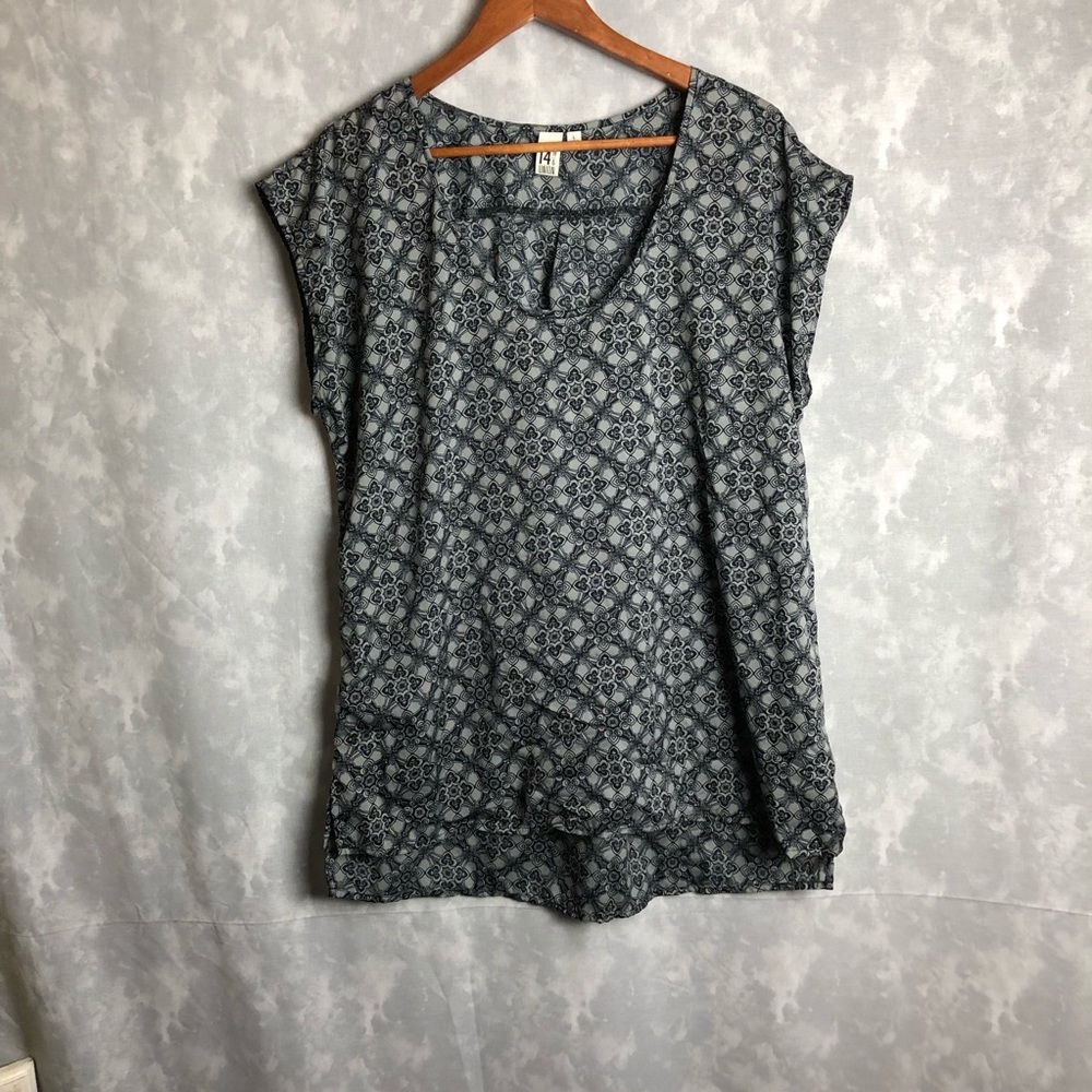 14th and Union Floral Black and Grey Short Sleeve V Neck T-Shirt